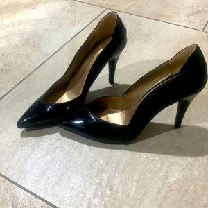 Coral 8 matte and patent black pumps size 10